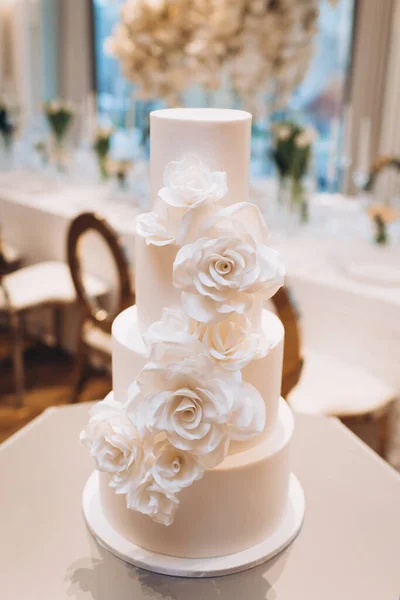 Beau Gâteau Mariage Avec Des Roses Blanches — Photo