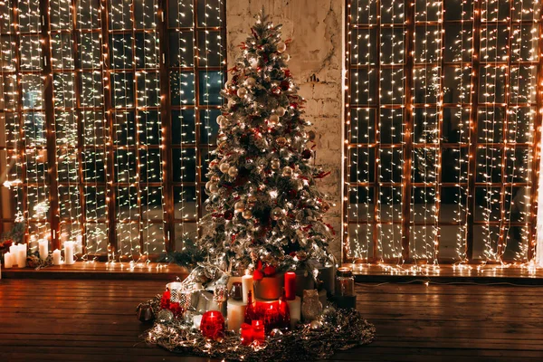 温暖舒适的神奇夜晚在豪华的圣诞房间里童话般的室内设计 典雅的窗户 壁炉圣诞树点缀着灯光 花环照明 — 图库照片