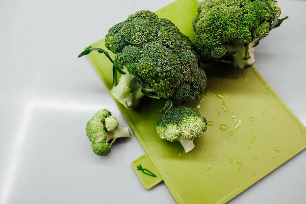 Fresh Broccoli Green Cutting Board Closeup View — Stock Photo, Image