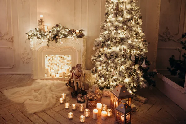 Schöne Gemütliche Raumgestaltung Mit Weihnachtsbaum Girlanden Kamin Laternen Schaukelpferd Geschenke — Stockfoto