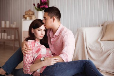 Güzel müstakbel ebeveynler, hamile ve kocası yün halıda yatan kadınlar.