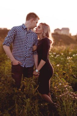 Mutlu çift açık havada eğleniyor.