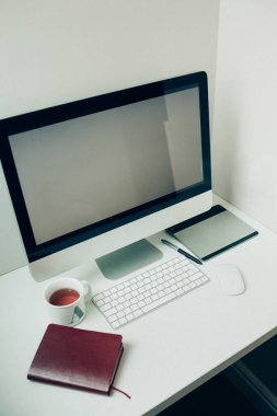 Dizüstü bilgisayarı ve malzemeleri olan modern işyeri