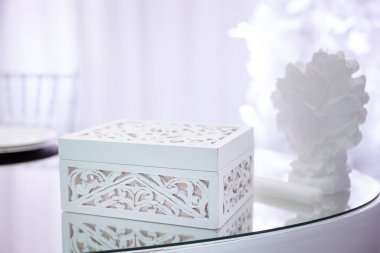 resmi lüks düğün dekorasyonu masaları beyaz masa örtüsü, tabaklar, menüler, bardaklar, vazolar, orkideler, mumlar gümüş koltuklar, mavi arka plan