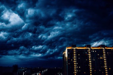 Gökyüzünde koyu mavi fırtınalı bulutlar, doğa arkaplan