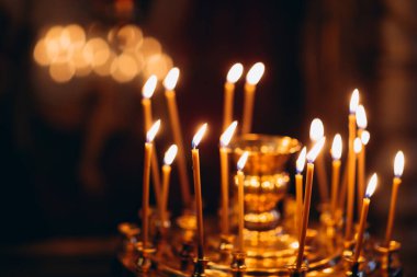 Kilisede mum yakmak.