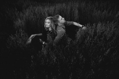 Güzel, genç ve aşık bir çift açık havada eğleniyor.