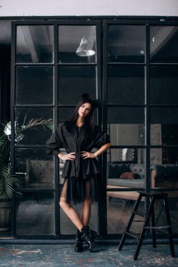 Stüdyoda poz veren çekici genç bir kadın.