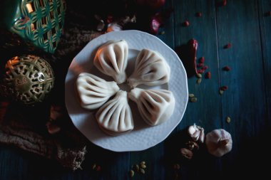 Lezzetli Gürcü Khinkali tabağında