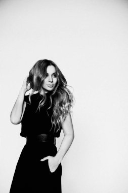 Stüdyoda poz veren güzel bir kadın.