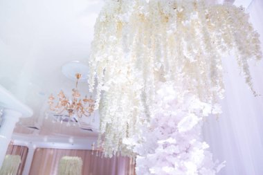 Düğün odasında beyaz çiçeklere yakın çekim