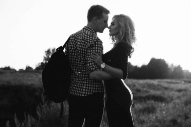 Güzel, genç ve aşık bir çift açık havada eğleniyor.