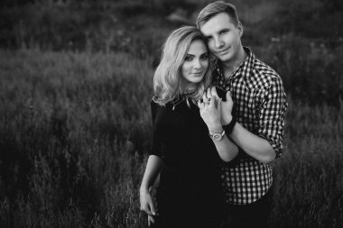 Güzel, genç ve aşık bir çift açık havada eğleniyor.