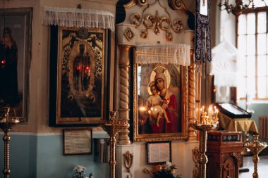 Kilisenin içinde ikonlar ve mumlarla