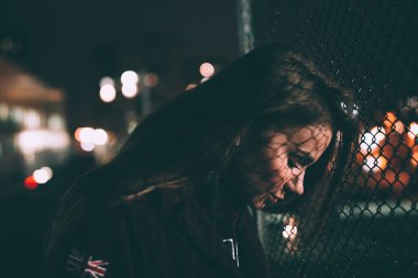 Güzel sarışın kadın gece tel örgülerin yanında kal.