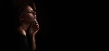 Stüdyoda poz veren güzel bir kadın.