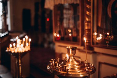 Kilisede mum yakmak.