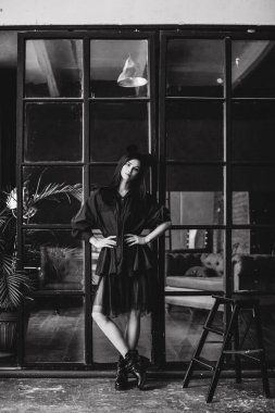 Stüdyoda siyah beyaz poz veren çekici seksi kadın.