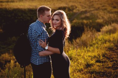 Mutlu çift açık havada eğleniyor.