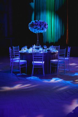 Lüks bir düğün odası. Işıklı, masalı ve sandalyeli. 