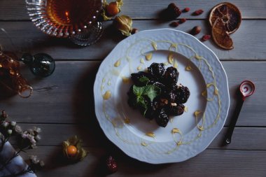 Kurumuş erikler üst görünüm 