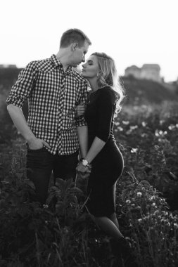 Güzel, genç ve aşık bir çift açık havada eğleniyor.