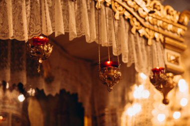 Modern, güzel, koyu renk iç mekan, oda grisi renk, gardırop rafları alışılmadık kasvetli dekorasyon masası kumaşı, kurutulmuş çiçekler, su dolu vazolar, yosun, dallar, alışılmadık bir tarz, cadılar bayramı.