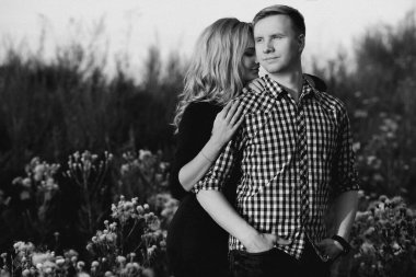 Güzel, genç ve aşık bir çift açık havada eğleniyor.