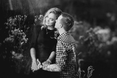 Güzel, genç ve aşık bir çift açık havada eğleniyor.