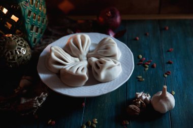 Lezzetli Gürcü Khinkali tabağında