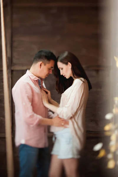 Mooi Koppel Zwanger Vrouw Met Haar Man Staan Een Houten — Stockfoto