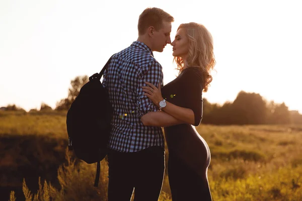 Casal Feliz Amor Divertindo Campo Livre — Fotografia de Stock