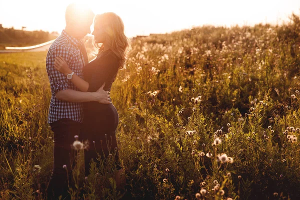 Casal Feliz Amor Divertindo Campo Livre — Fotografia de Stock