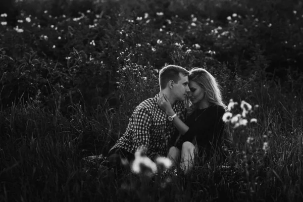 Schönes Junges Verliebtes Paar Das Spaß Auf Dem Feld Freien — Stockfoto