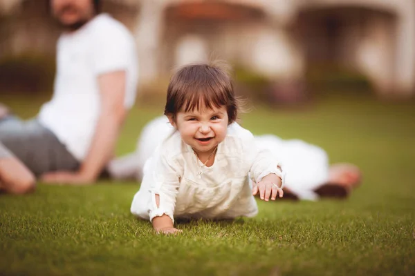 Mignon Enfant Sur Herbe Dans Parc — Photo