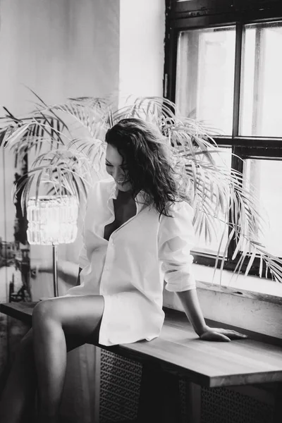 Сексуальная Привлекательная Молодая Женщина Рубашке Позирует Студии Черно Белое Фото — стоковое фото