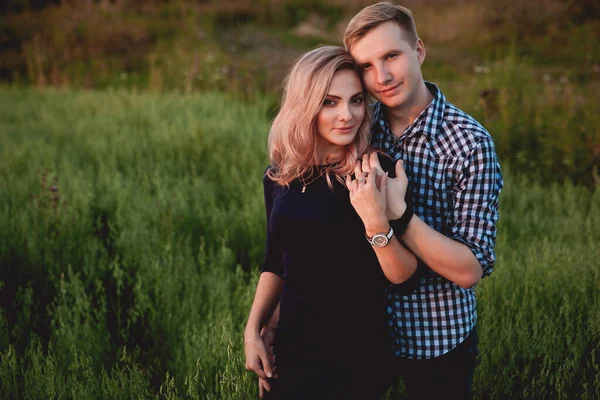 Pareja Feliz Enamorada Divirtiéndose Campo Aire Libre —  Fotos de Stock