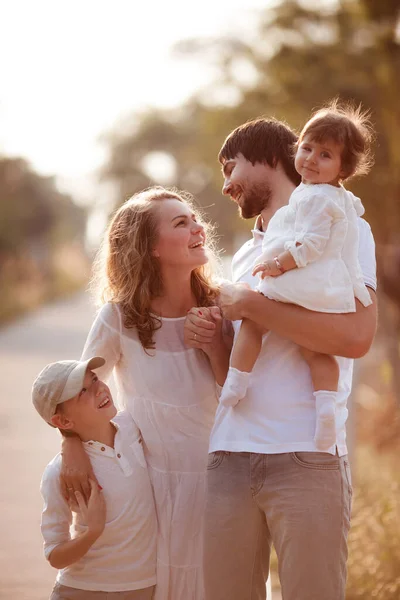 Lycklig Familj Vita Kläder Går Tillsammans Vägen Vid Solnedgången — Stockfoto