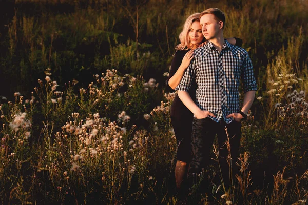 Mutlu çift açık havada eğleniyor.