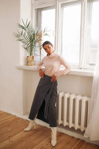 Mujer Joven Elegante Estancia Cerca Una Gran Ventana Habitación Con — Foto de Stock