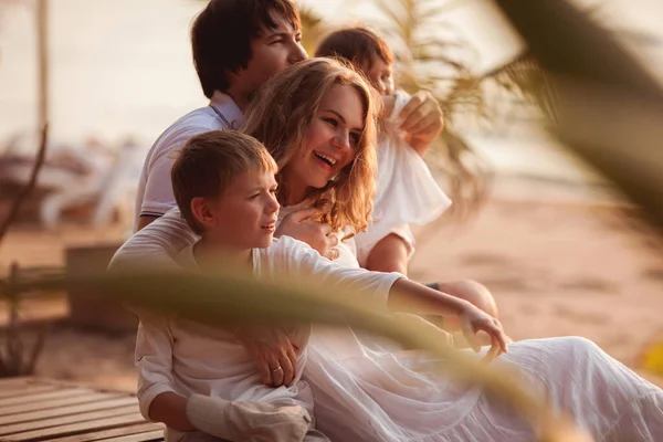 Junge Glückliche Familie Weißen Kleidern Sitzt Bei Sonnenuntergang Strand — Stockfoto