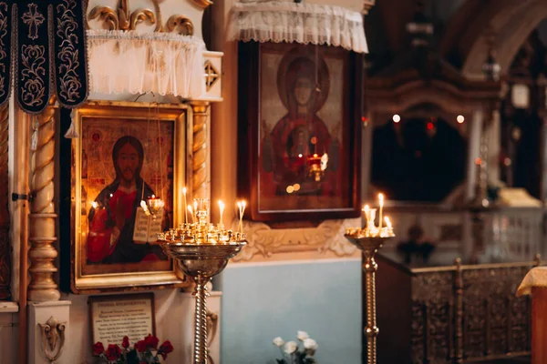 Kilisenin içinde ikonlar ve mumlarla