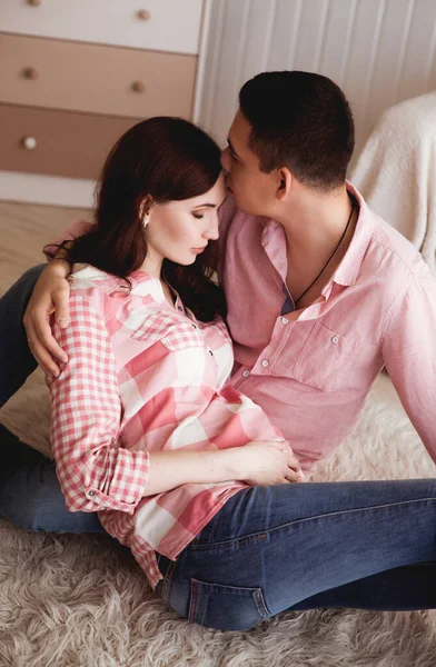 漂亮的未来父母 孕妇和丈夫躺在毛毯上 — 图库照片