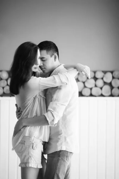 Marito Abbraccia Sua Bella Moglie Incinta Felice Coppia Famiglia Sfondo — Foto Stock