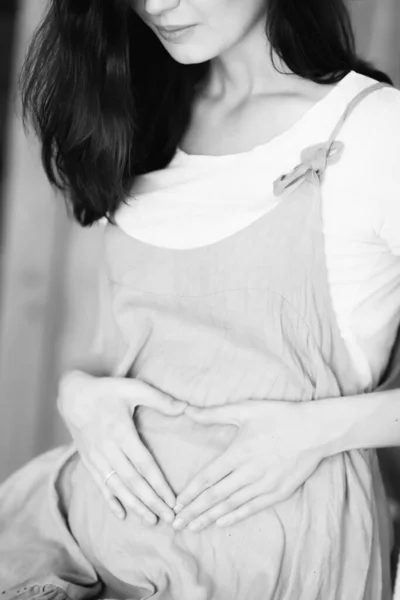 Έγκυος Γυναίκα Φόρεμα Κρατά Χέρια Της Στο Στομάχι Σχήμα Καρδιάς — Φωτογραφία Αρχείου