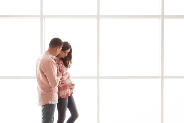 Feliz Futuro Padres Pie Fondo Una Ventana Panorámica Luz —  Fotos de Stock