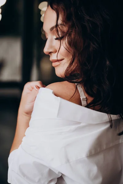Detailní Fotografie Tvarově Krásné Sexy Brunetky Žena Bílé Košili — Stock fotografie