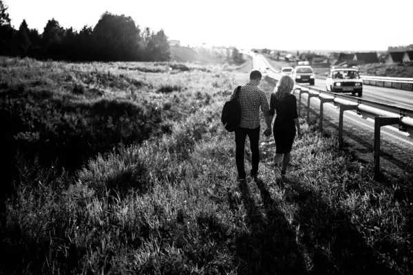 Hermosa Pareja Joven Amor Divertirse Campo Aire Libre —  Fotos de Stock