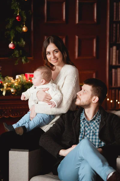 Gelukkige Familie Met Hun Zoon Armen Gezellige Truien Zittend Stoel — Stockfoto