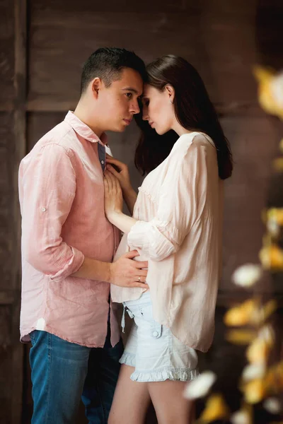 Belo Casal Mulher Grávida Com Marido Sobre Fundo Madeira — Fotografia de Stock